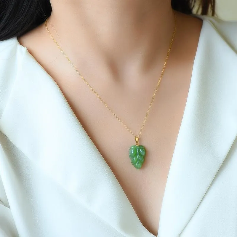 Inspiration Design Natural Hetian Jasper Ladies Necklace Simple Small Leaf Pendant