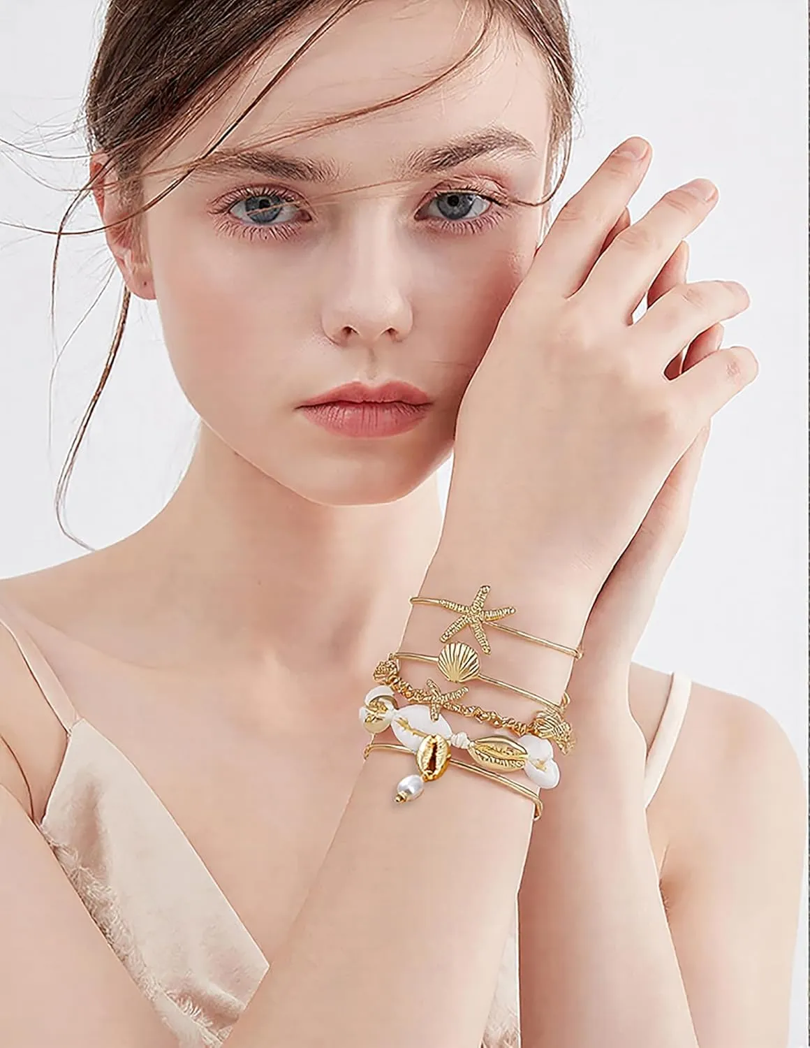 Shell Bracelet Boho Beaded Stretch Bracelets for Women Seashell Strand Bracelets Starfish Charm Jewelry Summer Beach Jewelry Stackable Crystal Gold Beads Bracelet for Women