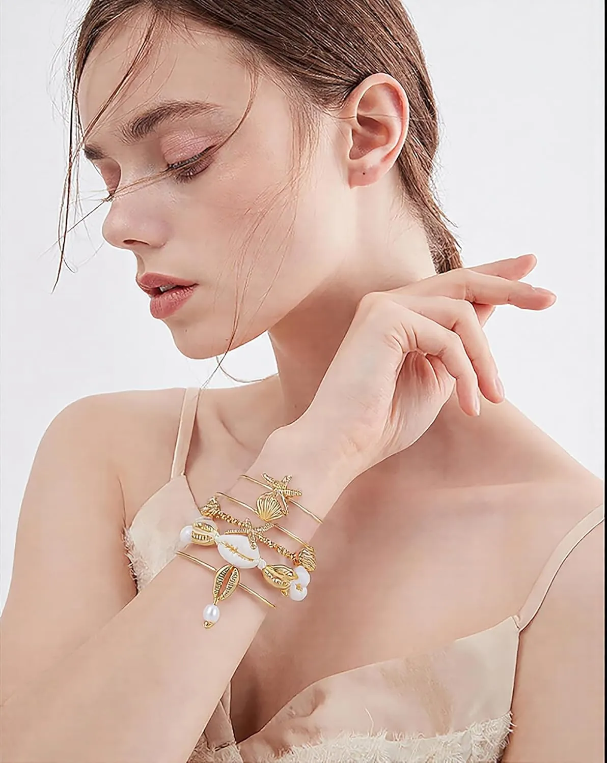 Shell Bracelet Boho Beaded Stretch Bracelets for Women Seashell Strand Bracelets Starfish Charm Jewelry Summer Beach Jewelry Stackable Crystal Gold Beads Bracelet for Women